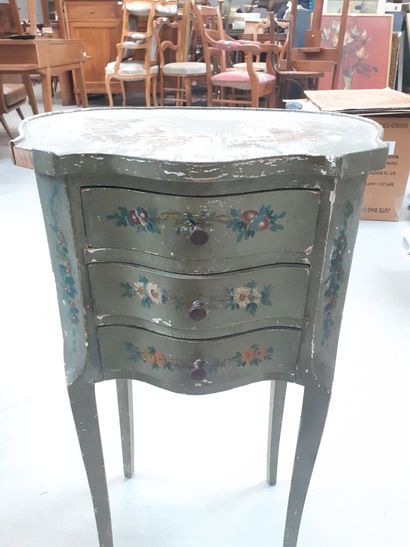 Table de chevet en bois laqué à décor de...