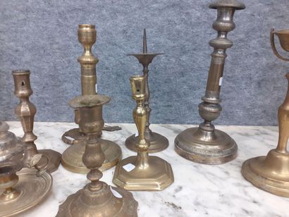 Lot de bougeoirs en métal et laiton joint...