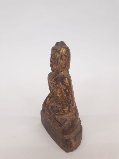 Petit Bouddha en bois doré 
H : 14 cm 