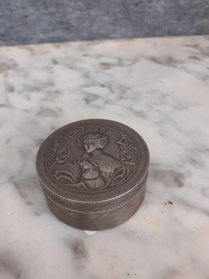 Petite boite circulaire en argent 800