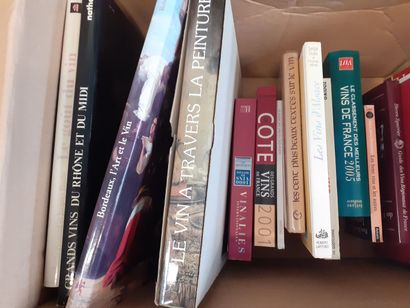 Un carton de livres sur le Vin dont Bordeaux...