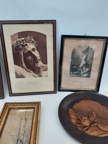 lot de pieces encadrées sur le thème du Christ...