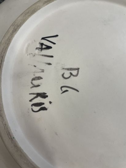 Un plat creux à décor d'une tête de femme...
