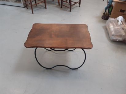 une table basse piétement en papillon et...