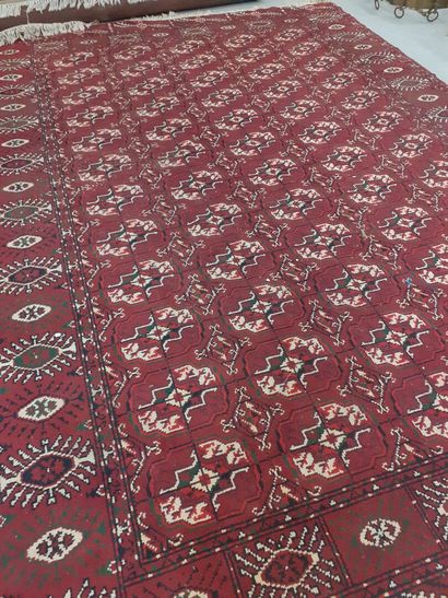 Important Tapis bukhara à fond rouge et à...