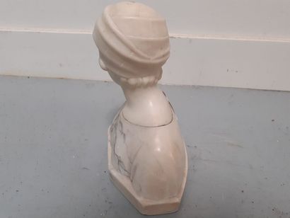 PUGI
Buste de femme en albâtre 
H : 18 cm...