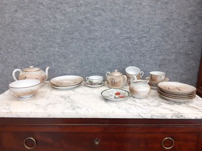 Assiettes, tasses et sous tasses à décor...