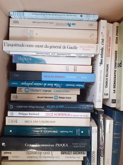 Un carton de livres sur la Politique dont...