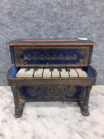 Piano miniature en bois et papier doré 
H...
