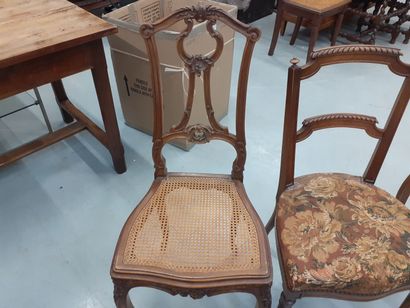 Lot de trois chaises dont deux cannées 