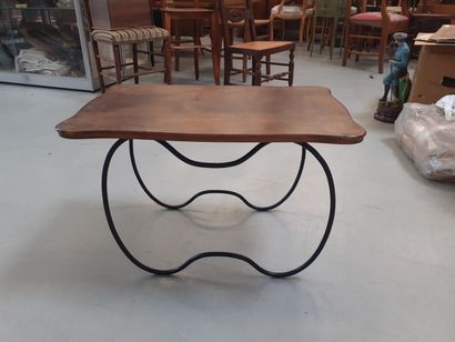 une table basse piétement en papillon et...