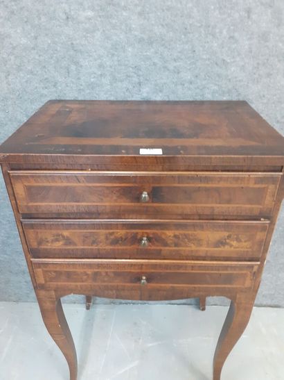 Petite commode en bois de placage de style...