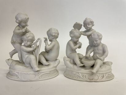 Paire de biscuits de porcelaine concert des...