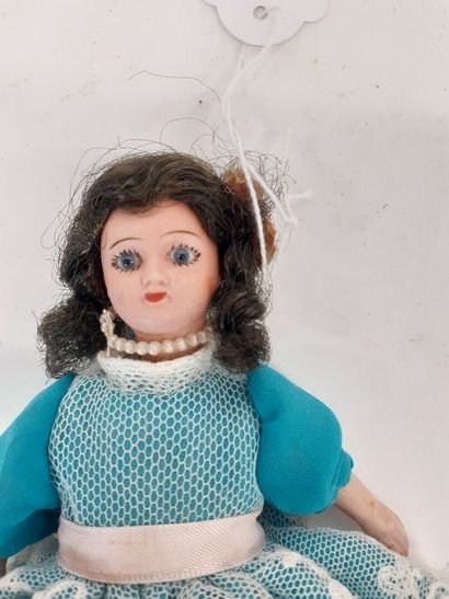Petite Poupée tête de porcelaine 
