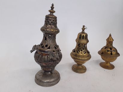 Trois encensoirs en métal ajouré 
H : 30...