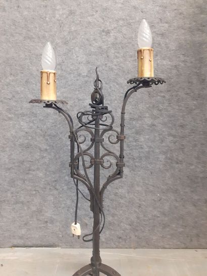 Travail Lyonnais 
Lampe en fer forgé à deux...