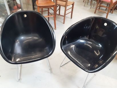 Paire de fauteuils coque noir pietement chomé...