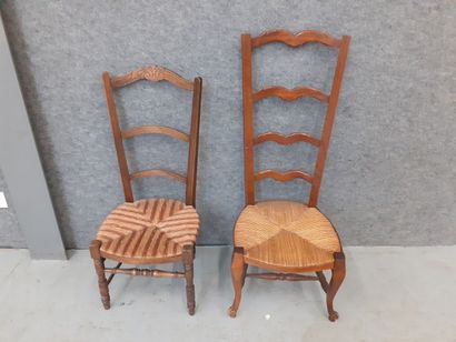 deux chaises à nourrice de modèles différents,...
