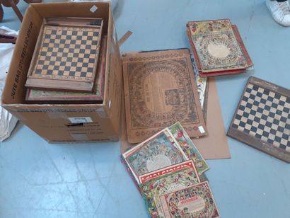Carton comprenant divers jeux de l'oie 
