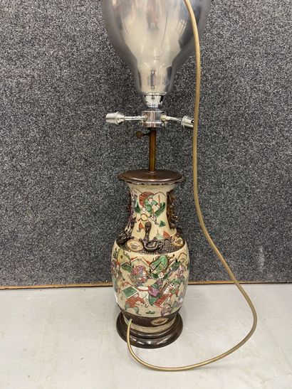 Chine, Nankin, vase en grès monté en lampe...