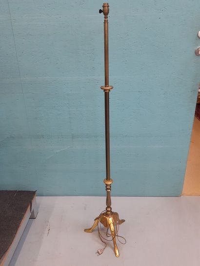 Lampadaire en laiton base en forme de pieds...