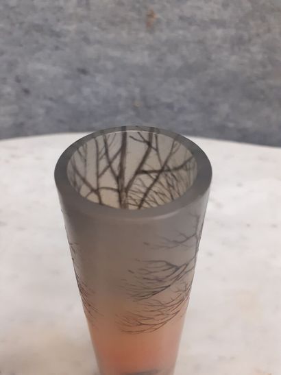 MICHEL, vase cylindrique à décor dégé à l'acide...