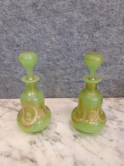 Paire de flacon en opaline verte et doré
H...
