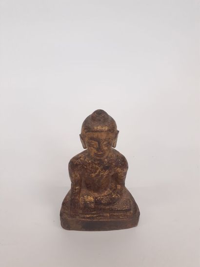 Petit Bouddha en bois doré 
H : 14 cm 