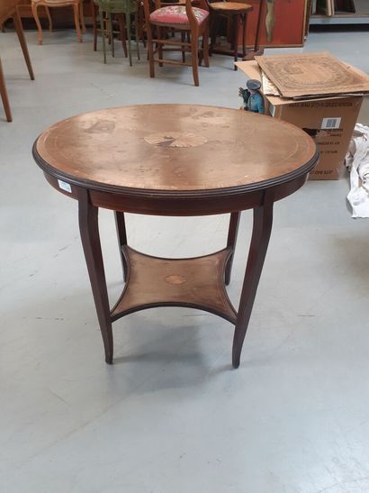 Table de milieu marquetée 
69x 69 x 48 cm...