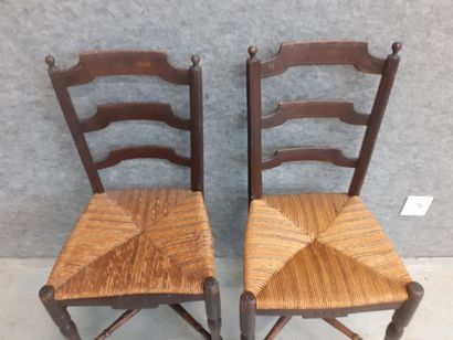 Deux chaises en bois naturel et assise palliée...