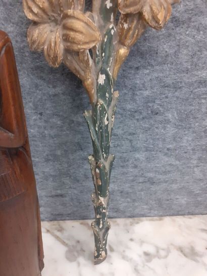Une Lyse en bois peint joint une scupture...