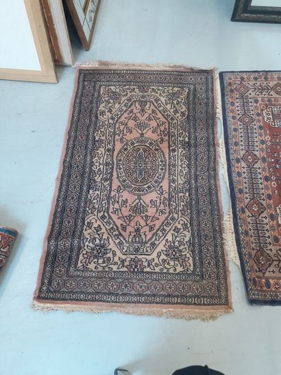 Boukara 
Un tapis fond bleu à décor géométrique...