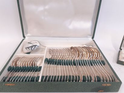 Ménagère en métal argenté dans un coffret...