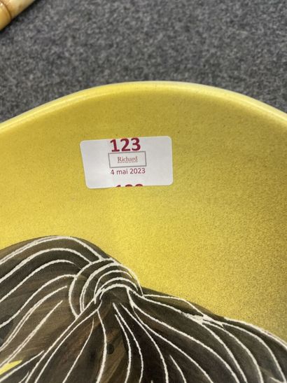 Un plat creux à décor d'une tête de femme...