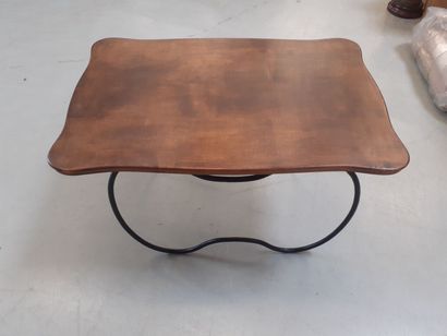 une table basse piétement en papillon et...