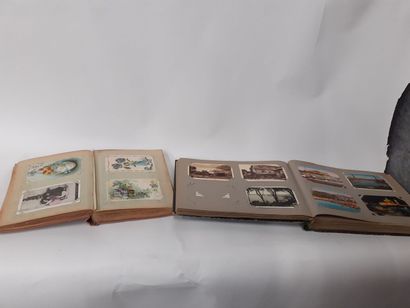 Deux albums de cartes postales: un album...