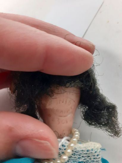 Petite Poupée tête de porcelaine 