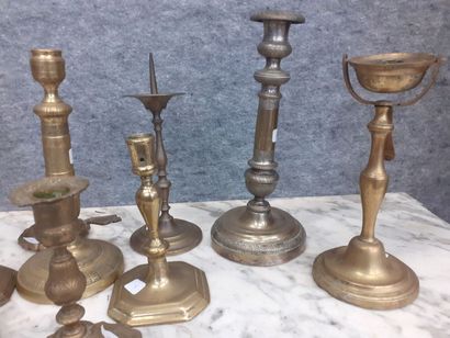 Lot de bougeoirs en métal et laiton joint...
