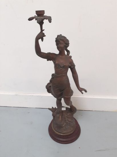 Femme debout
Régule 
H : 52 cm 
