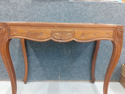 Console en bois naturel à décor de feuillages...