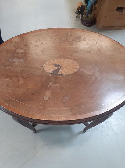 Table de milieu marquetée 
69x 69 x 48 cm...