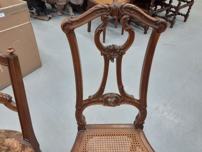 Lot de trois chaises dont deux cannées 