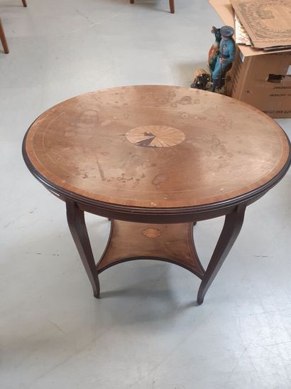 Table de milieu marquetée 
69x 69 x 48 cm...