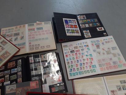 Lot de timbres modernes dont 10 classeurs...