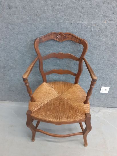 Fauteuil en boi naturel et assise paillée...