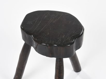 TRAVAIL BRUTALISTE
un tabouret bas tripode...