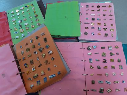 Importante collection de PINS sur les media...