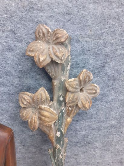 Une Lyse en bois peint joint une scupture...