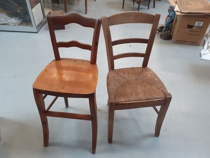 Deux chaises dont une chaise haute en bois...