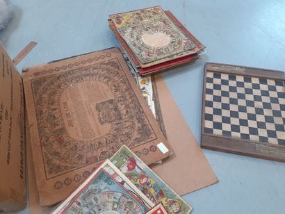 Carton comprenant divers jeux de l'oie 
